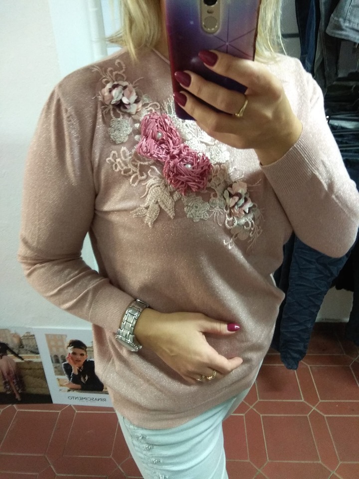 Dámská halenka s květinovou aplikací pudrová