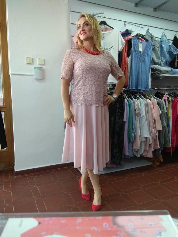 Elegantní šaty Seli s sifonovou sukní pudrové