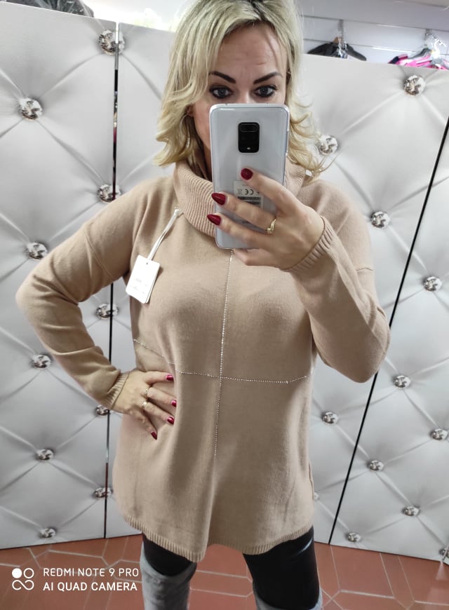Úpletová PLUS SIZE halenka s nákrčníkem kapučíno