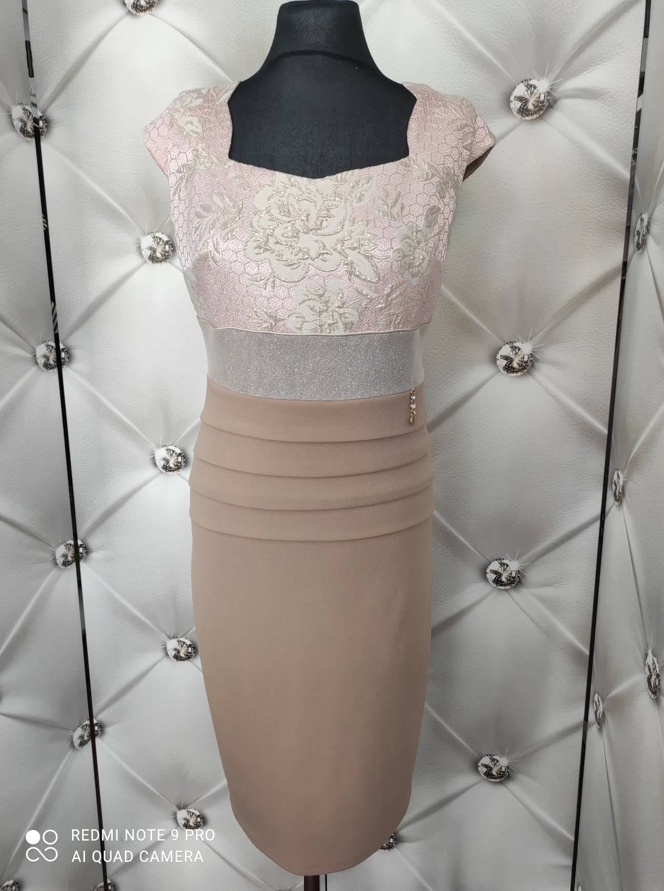 Elegantní pouzdrové šaty COLA kapučíno/růžová