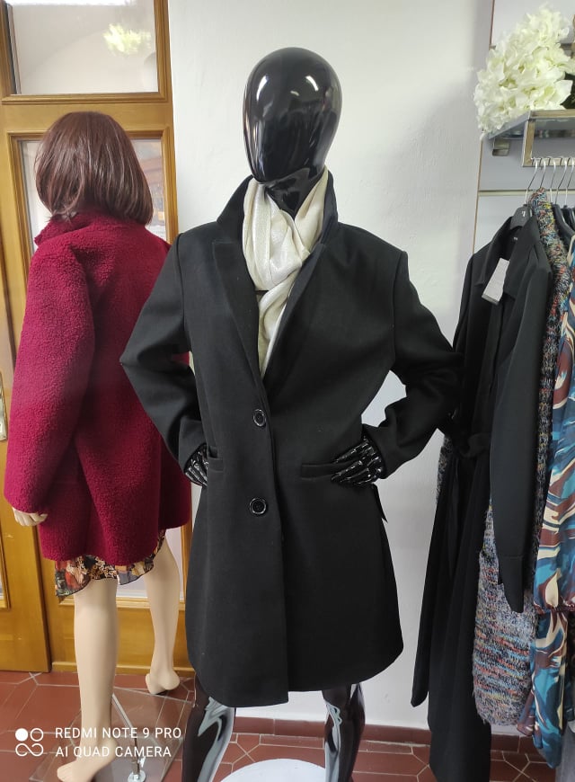 Dámský elegantní kabát černý