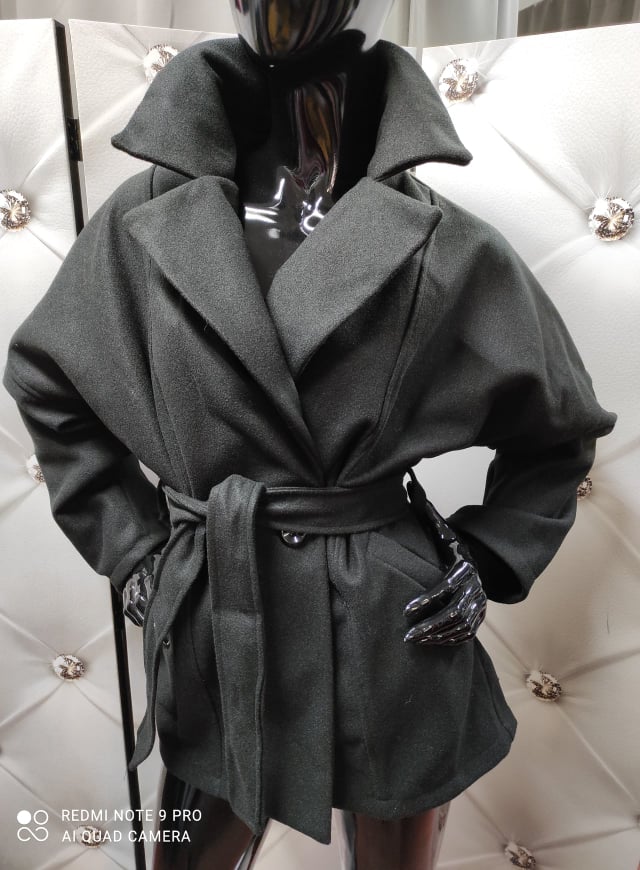 Krátký dámský kabát černý