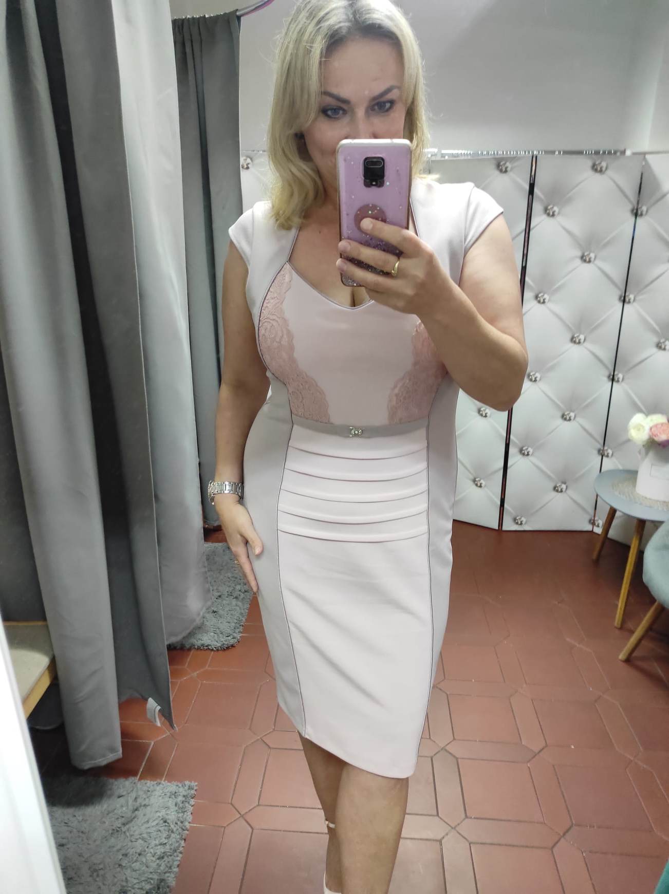 Elegantní pouzdrové šaty Melania pudrové