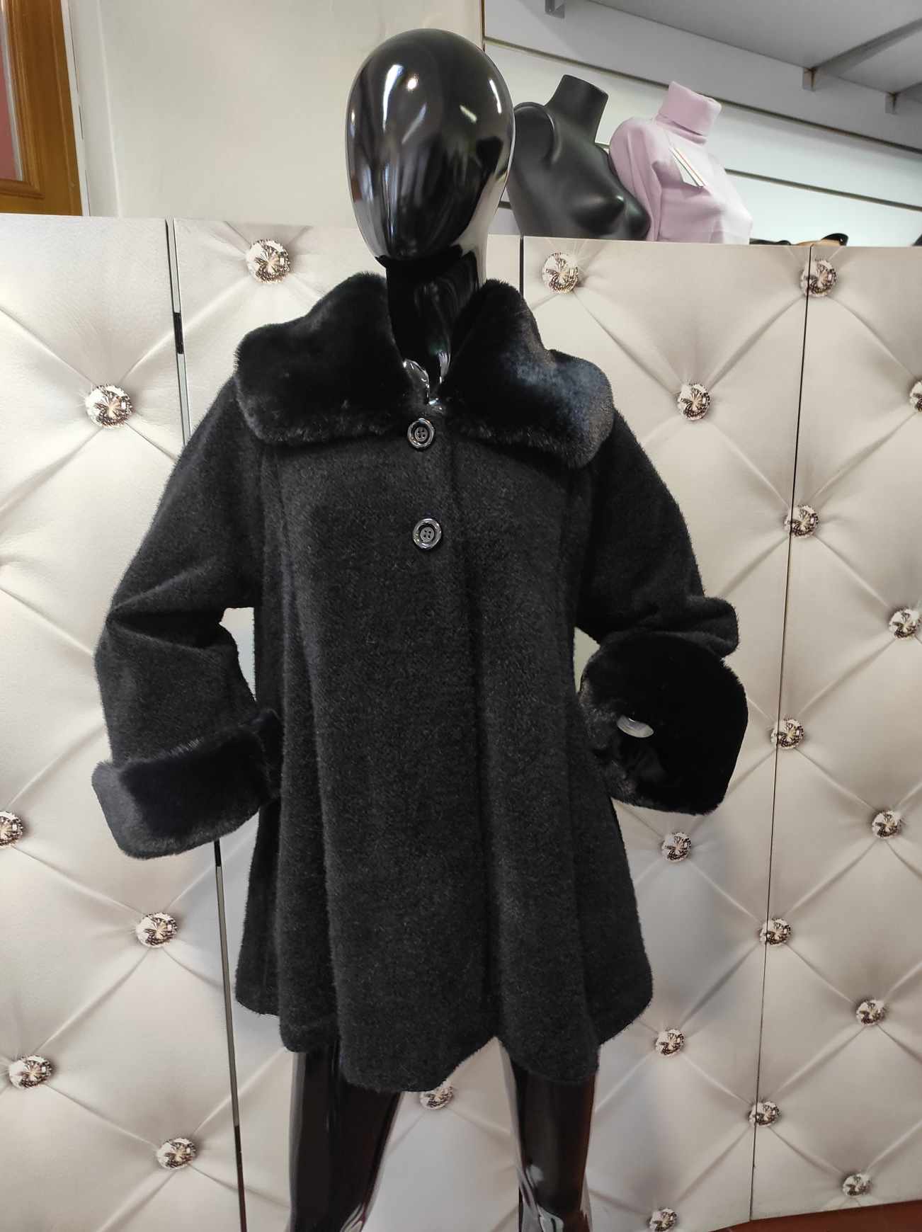Elegantní dámský kabát s kožešinou černý
