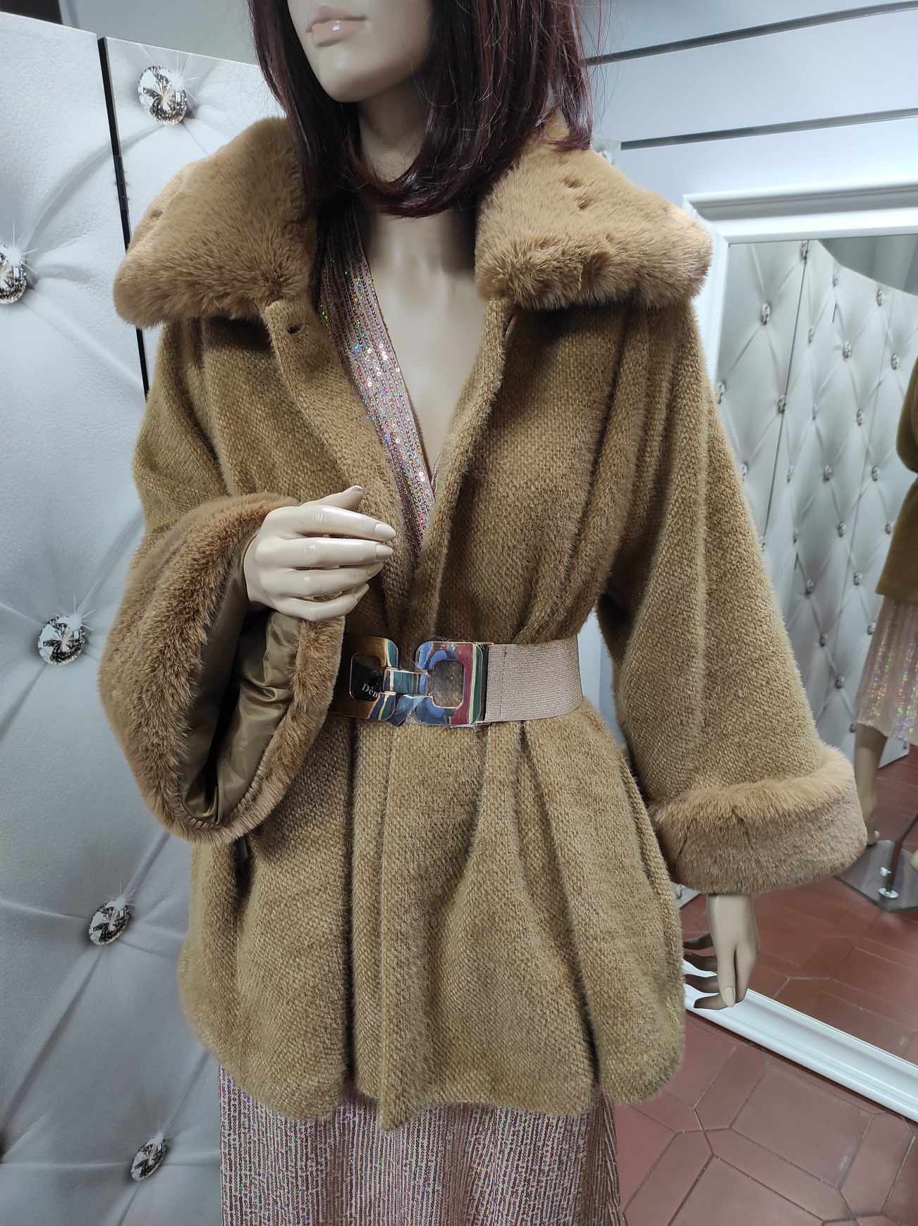 Elegantní dámský kabát s kožešinou camel