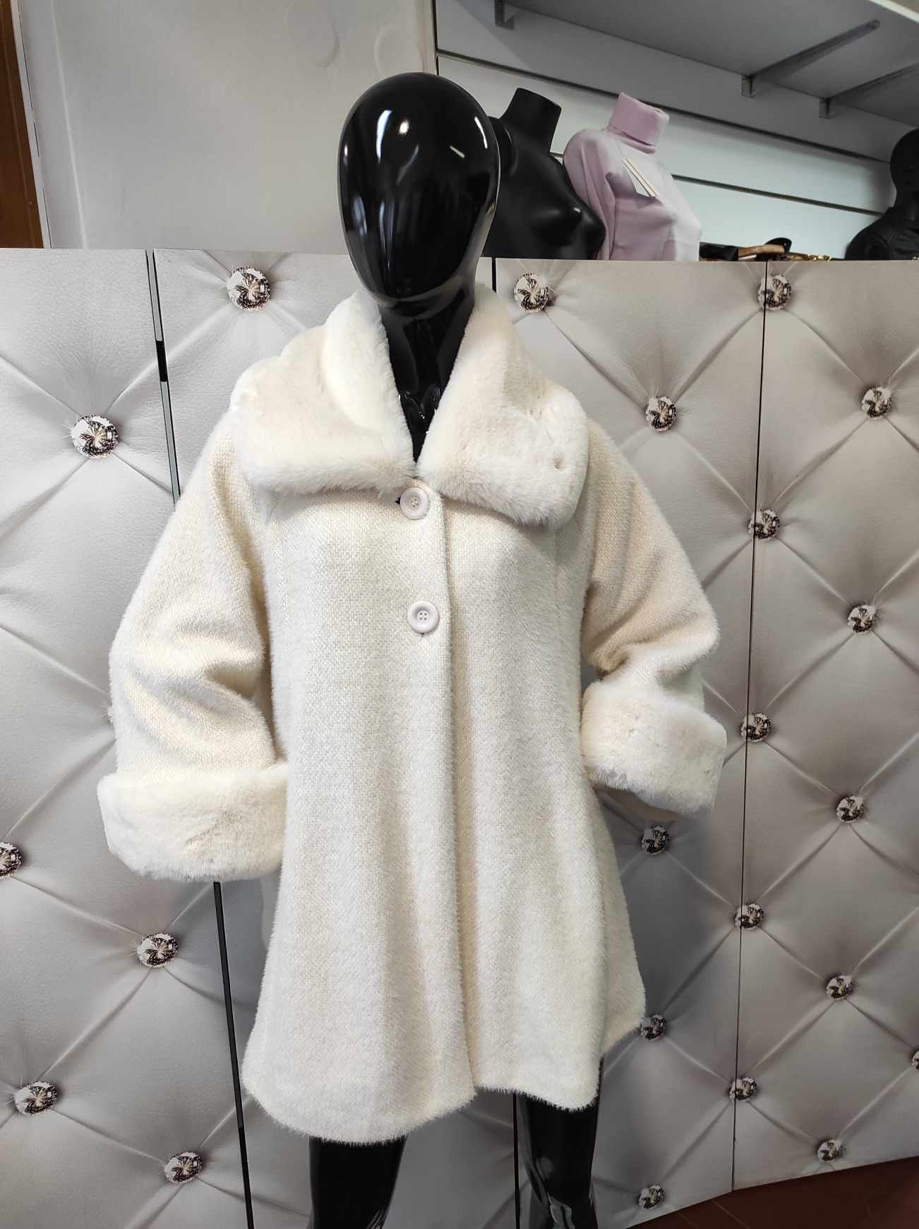 Elegantní dámský kabát s kožešinou smetanový