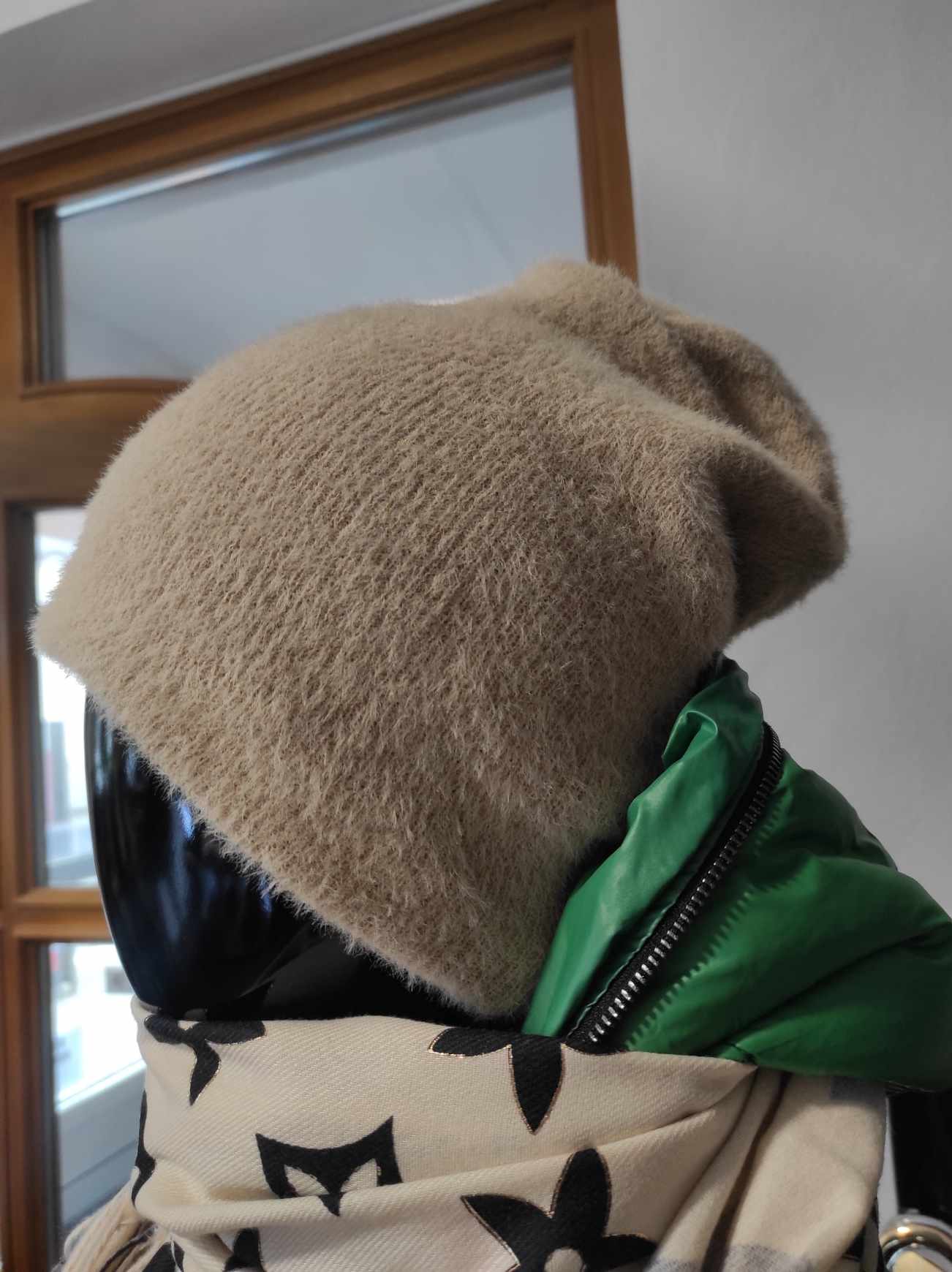 Spadená čepice chlupatková béžová