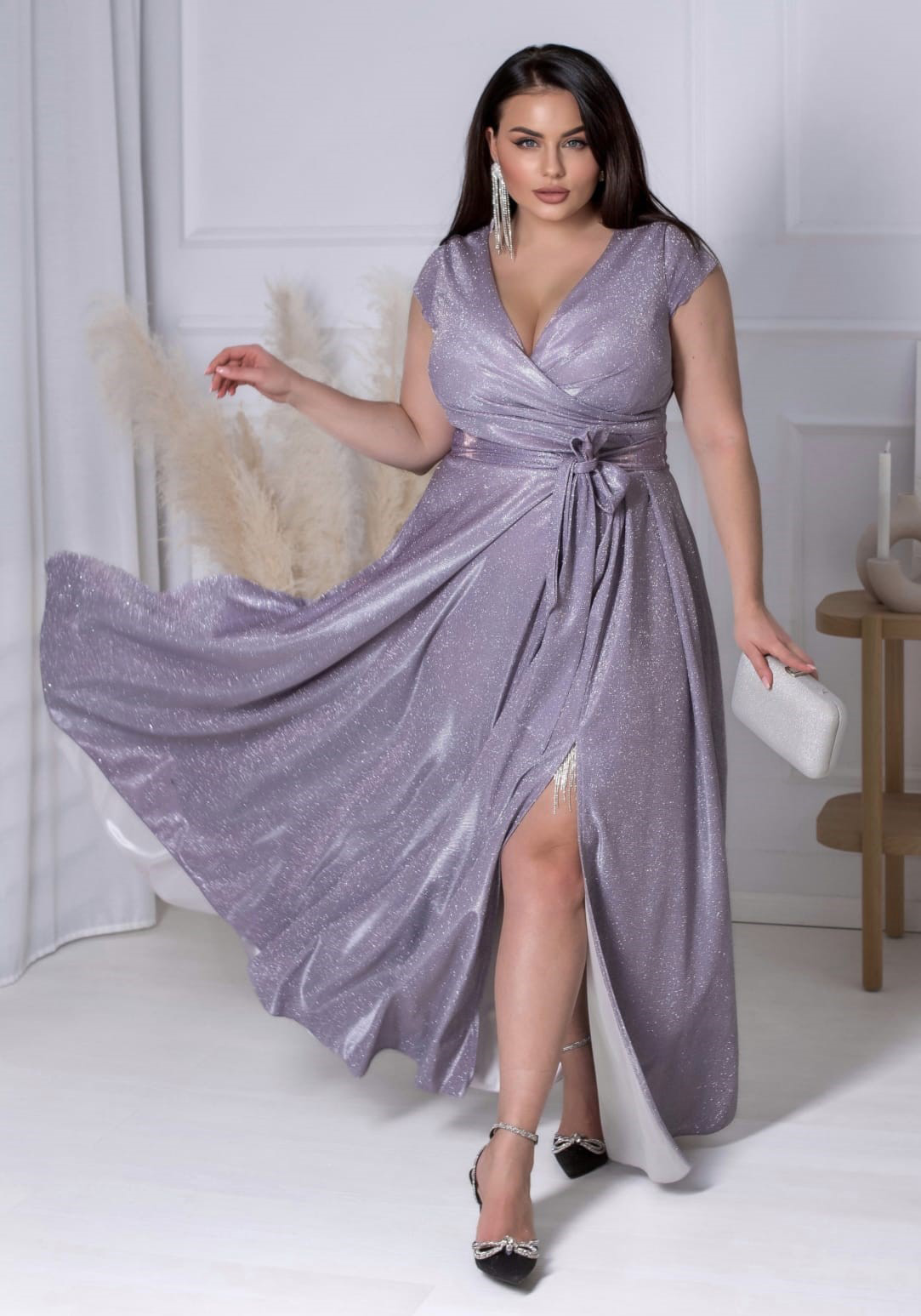 Dlouhé společenské PLUS SIZE šaty AMANDA stříbrné s odleskem do fialové