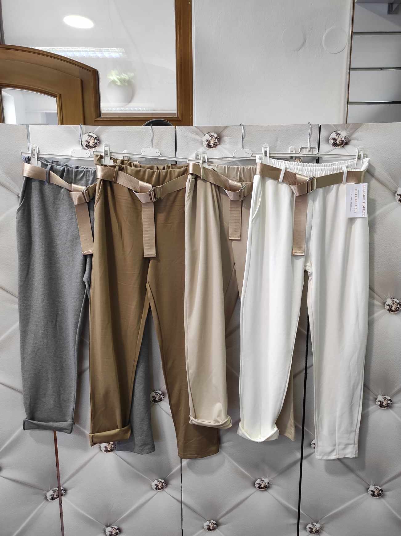 Sportovně elegantní kalhoty se zlatým páskem