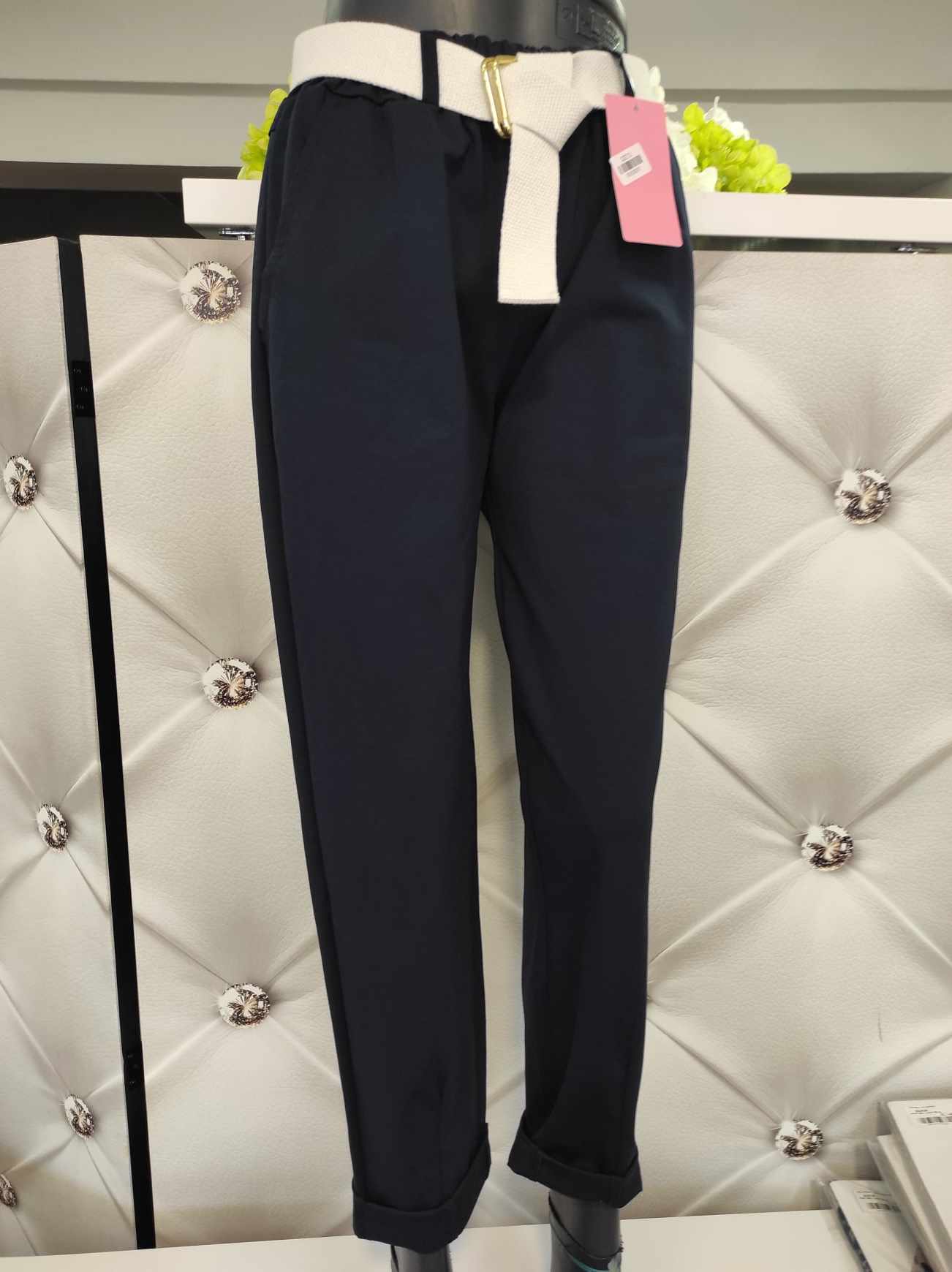 Sportovně elegantní kalhoty s bílým páskem tmavě modré