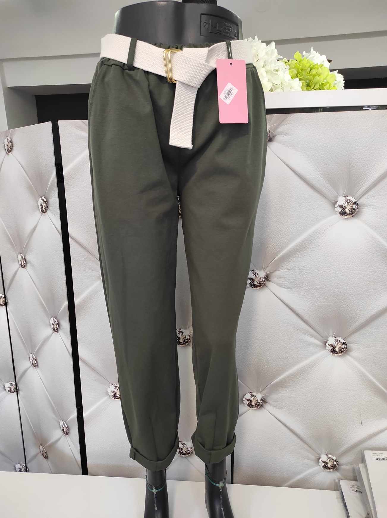 Sportovně elegantní kalhoty s bílým páskem khaki