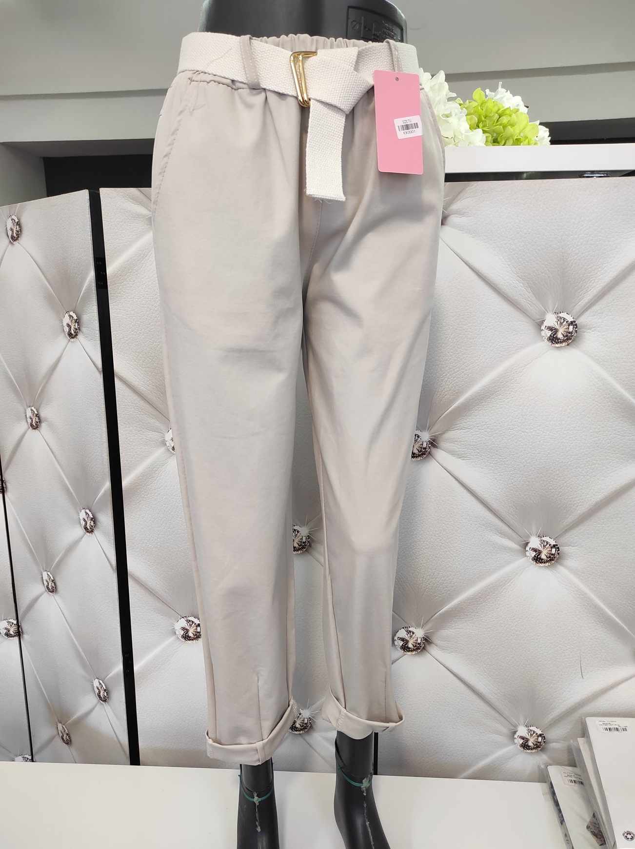 Sportovně elegantní kalhoty s bílým páskem béžové
