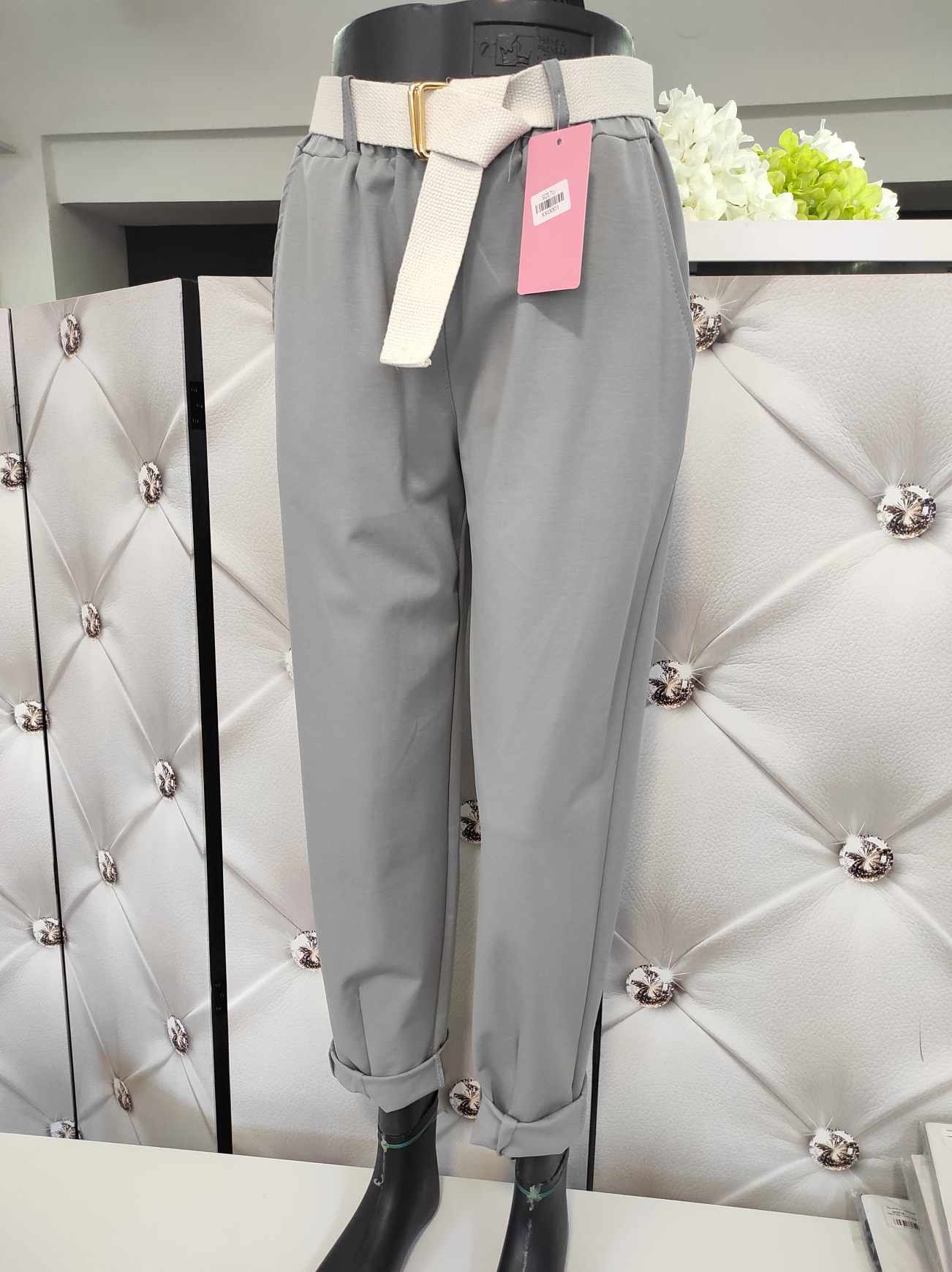 Sportovně elegantní kalhoty s bílým páskem šedé