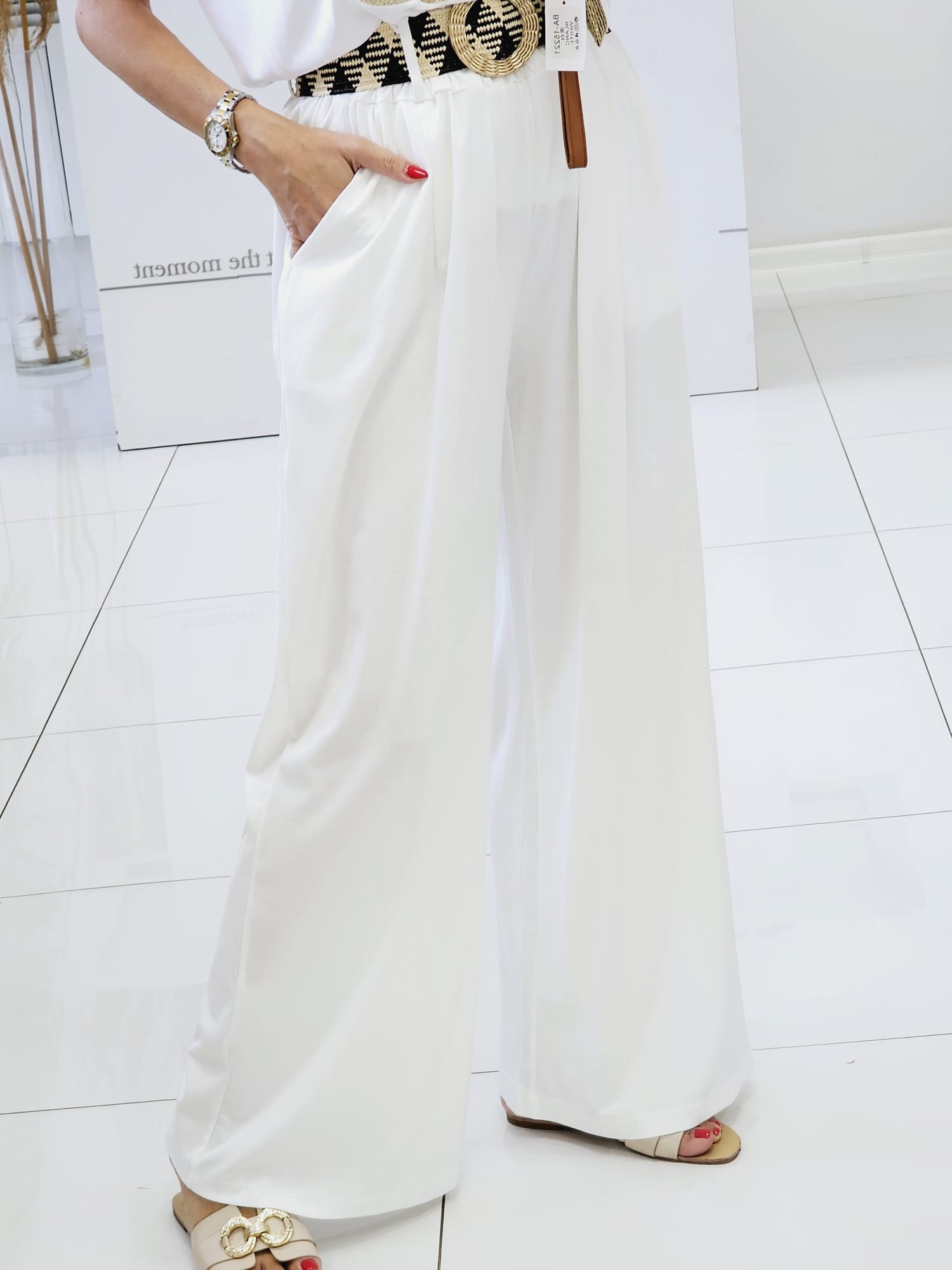 Široké sportovně elegantní kalhoty do gumy s páskem bílé
