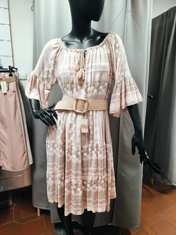 Krátké boho šaty pudrové