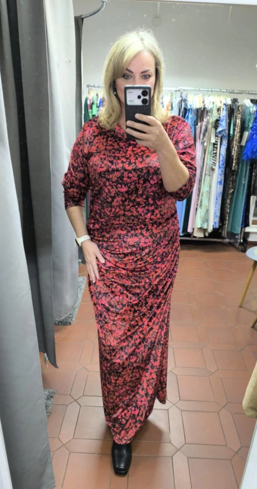Dlouhé velurové PLUS SIZE šaty červené