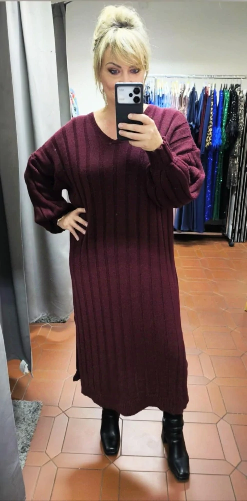 Dlouhé oversize svetrové šaty vínové