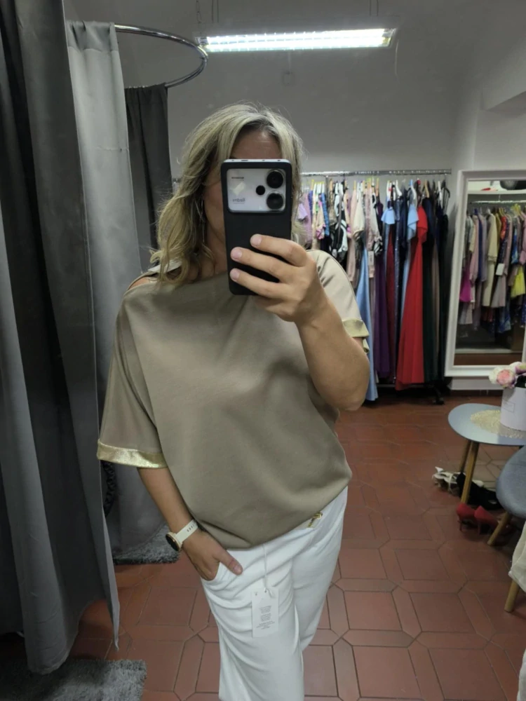 Stylové triko s lodičkovým výstřihem camel
