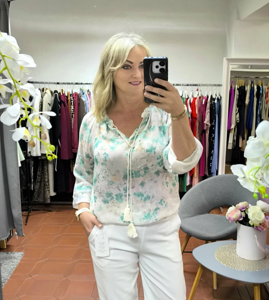 Halenka s jemným květinovým vzorem – lehkost a ženská elegance