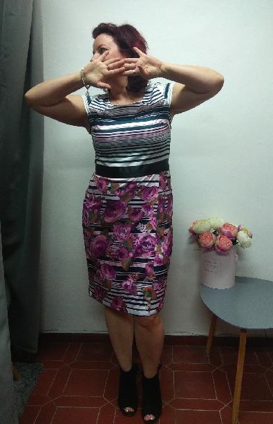 Pouzdrové šaty FM 254 květinovo-proužkové