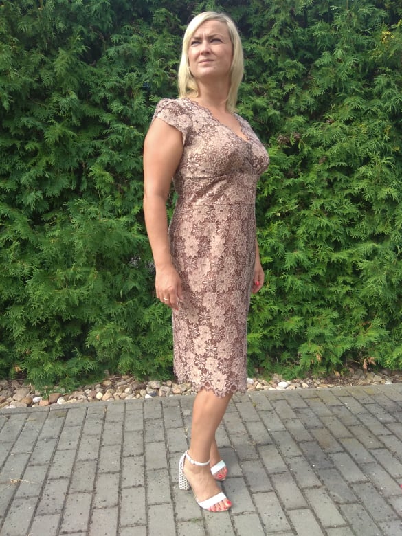 Luxusní krajkové šaty Marselini 1240 hnědozlaté