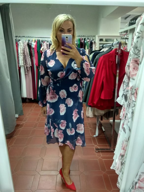 Šifonové zavinovací šaty Debra modré s růžemi