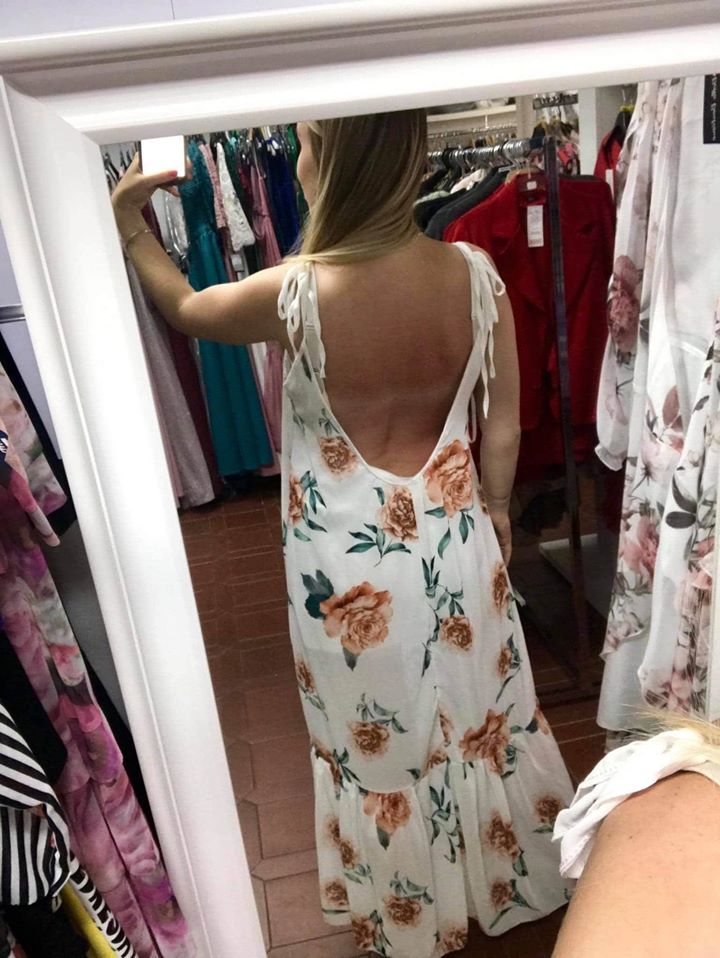 Dlouhé letní šaty oversize s odhalenými zády bílé s květy