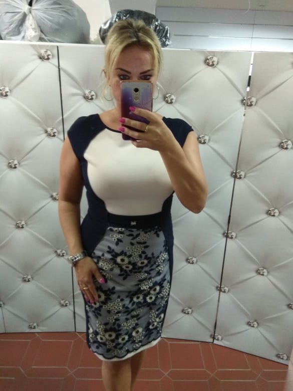 Elegantní dámské šaty OKTAN s bolérkem béžová/tmavě modrá