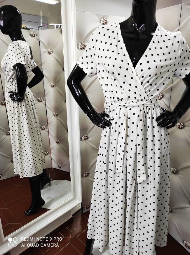 Dámské midi šaty puntíkované bílé s černými puntíky