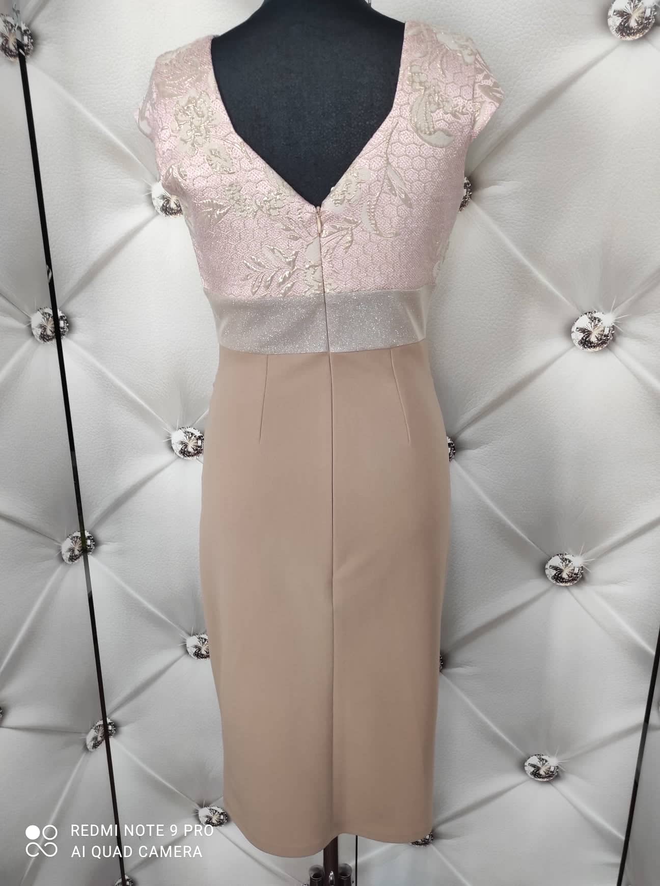 Elegantní pouzdrové šaty COLA kapučíno/růžová