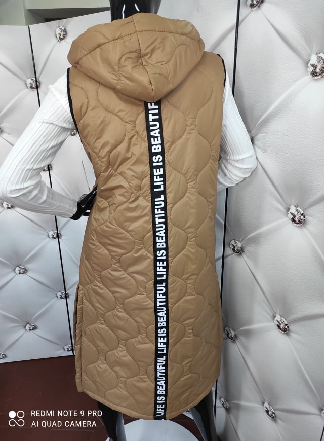 Dlouhá stylová vesta kapučíno