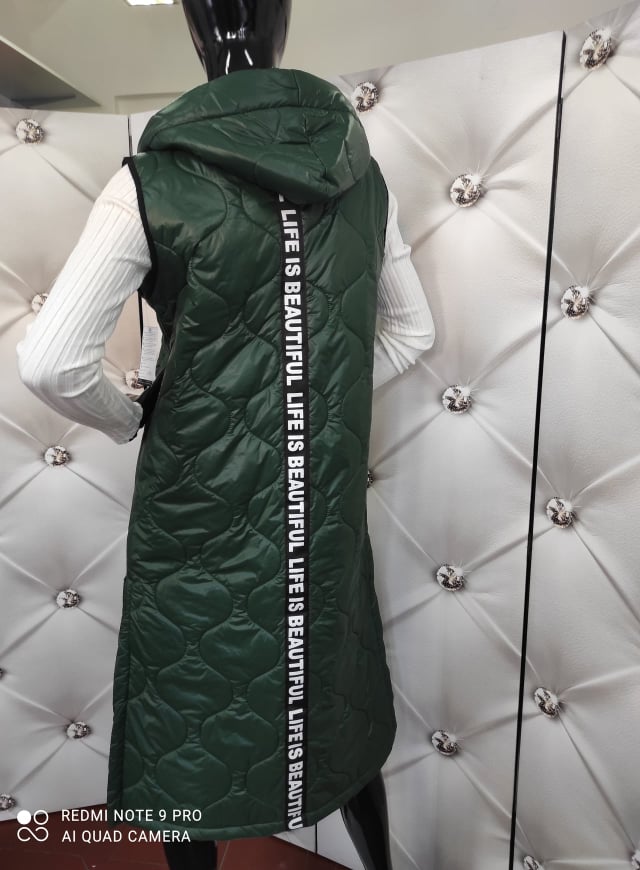 Dlouhá stylová vesta lahvově zelená