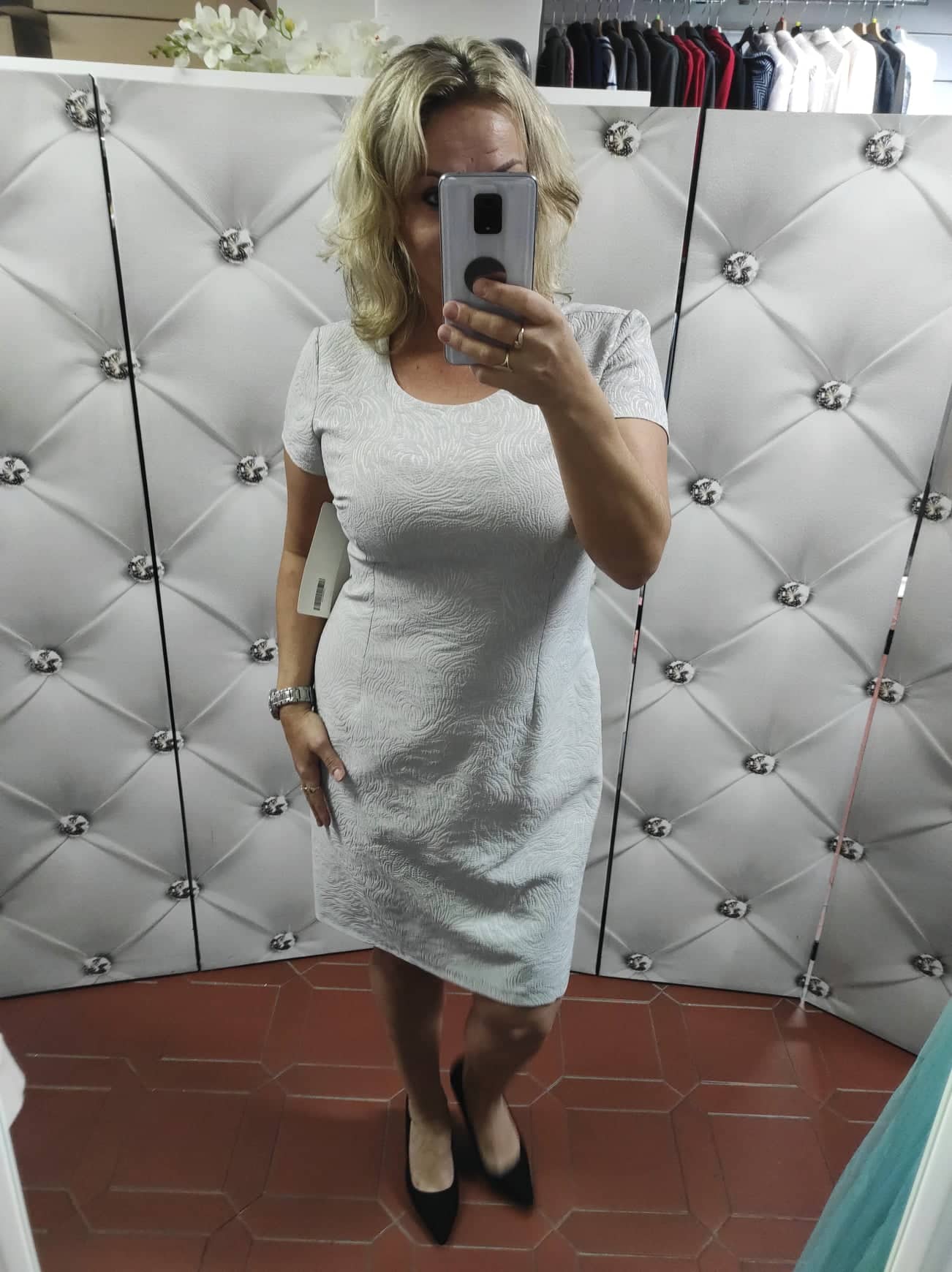 Elegantní pouzdrové šaty 2178 šedosmetanové s lurexem