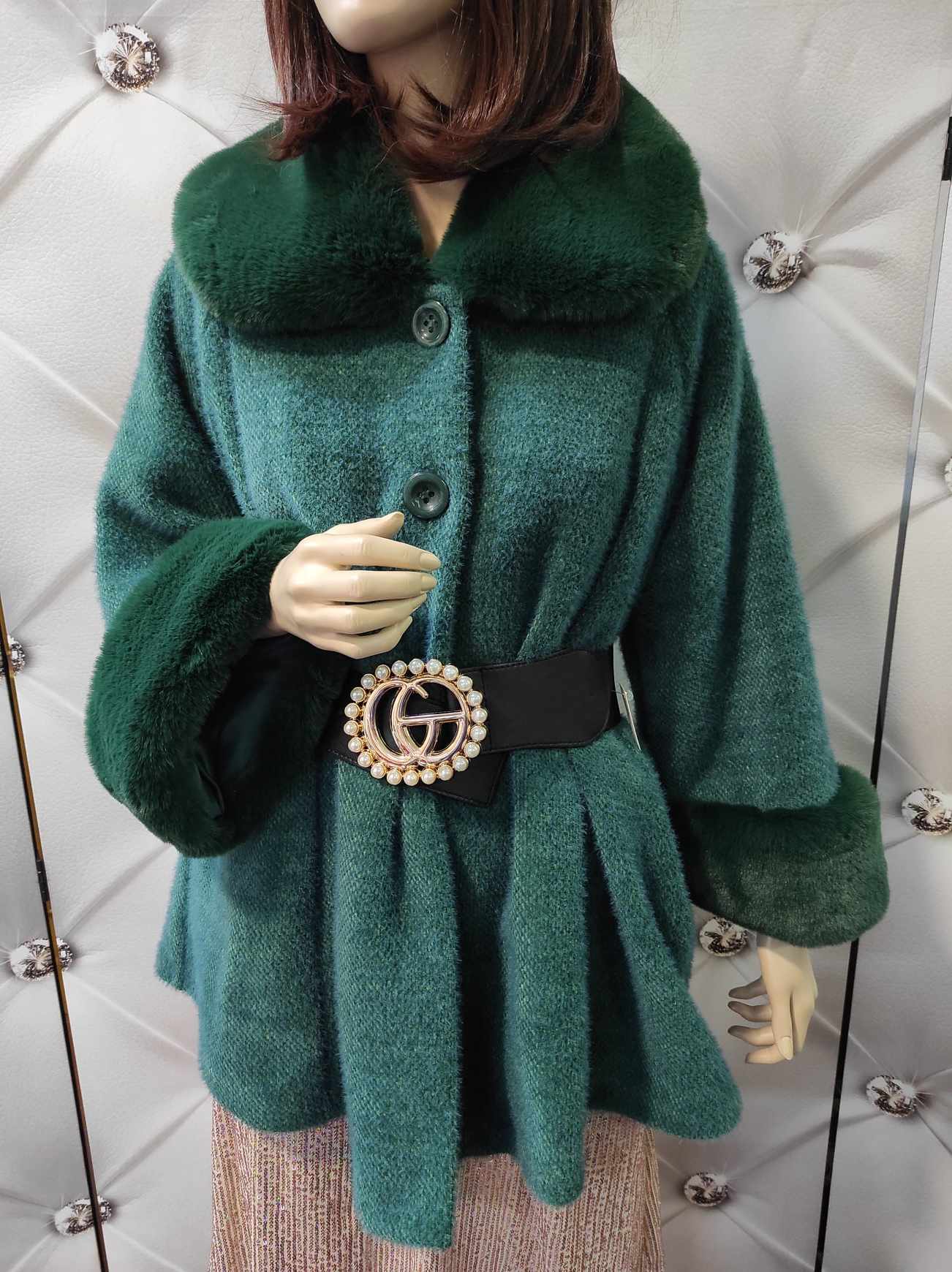 Elegantní dámský kabát s kožešinou zelený