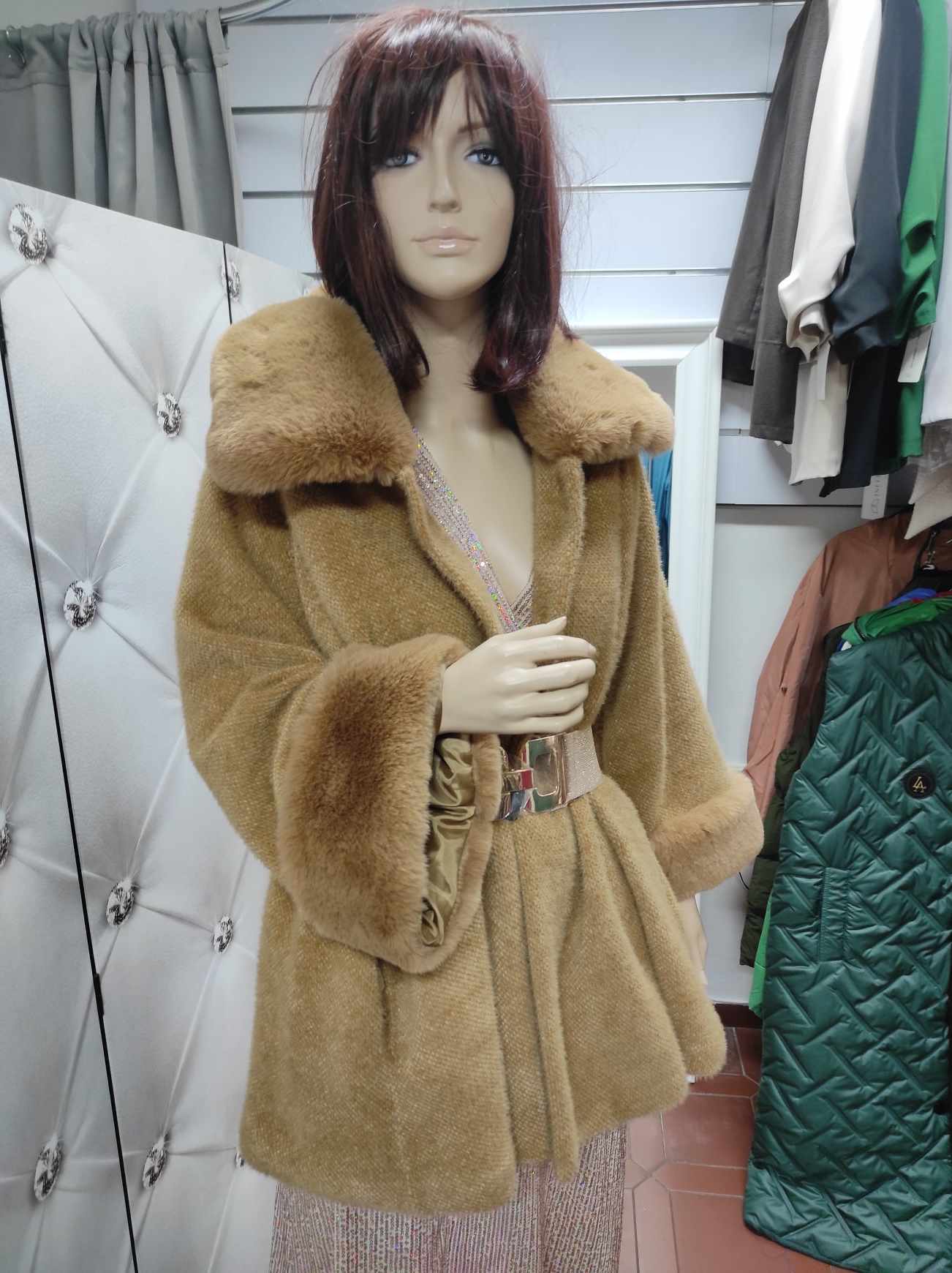 Elegantní dámský kabát s kožešinou camel