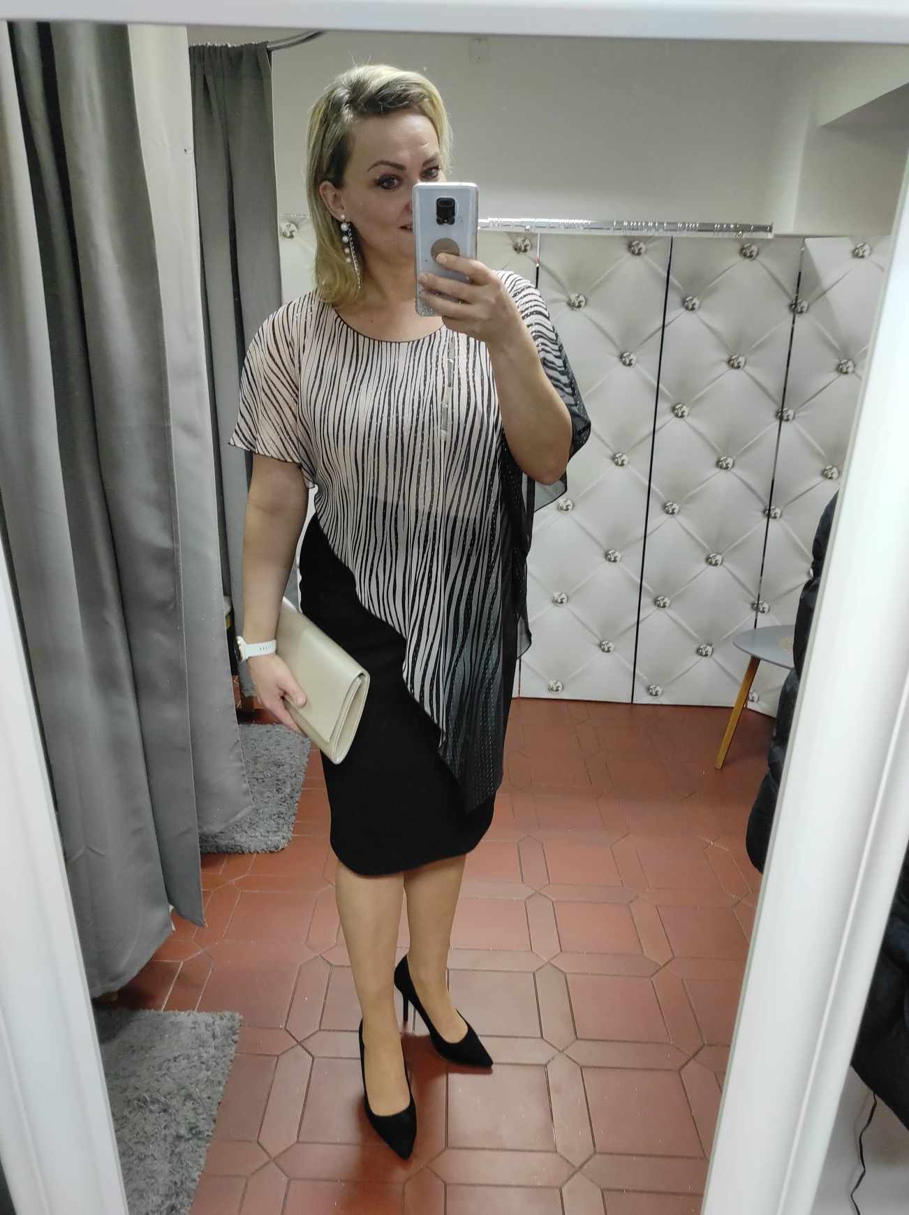 Elegantní PLUS SIZE šaty AURA černopudrové