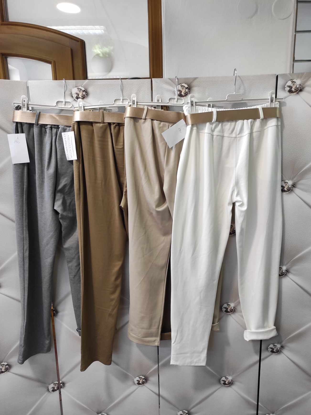 Sportovně elegantní kalhoty se zlatým páskem
