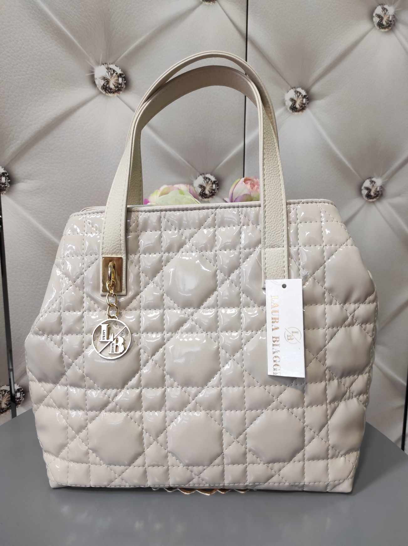 Elegantní dámská kabelka LAURA BIAGGI béžová lesklá