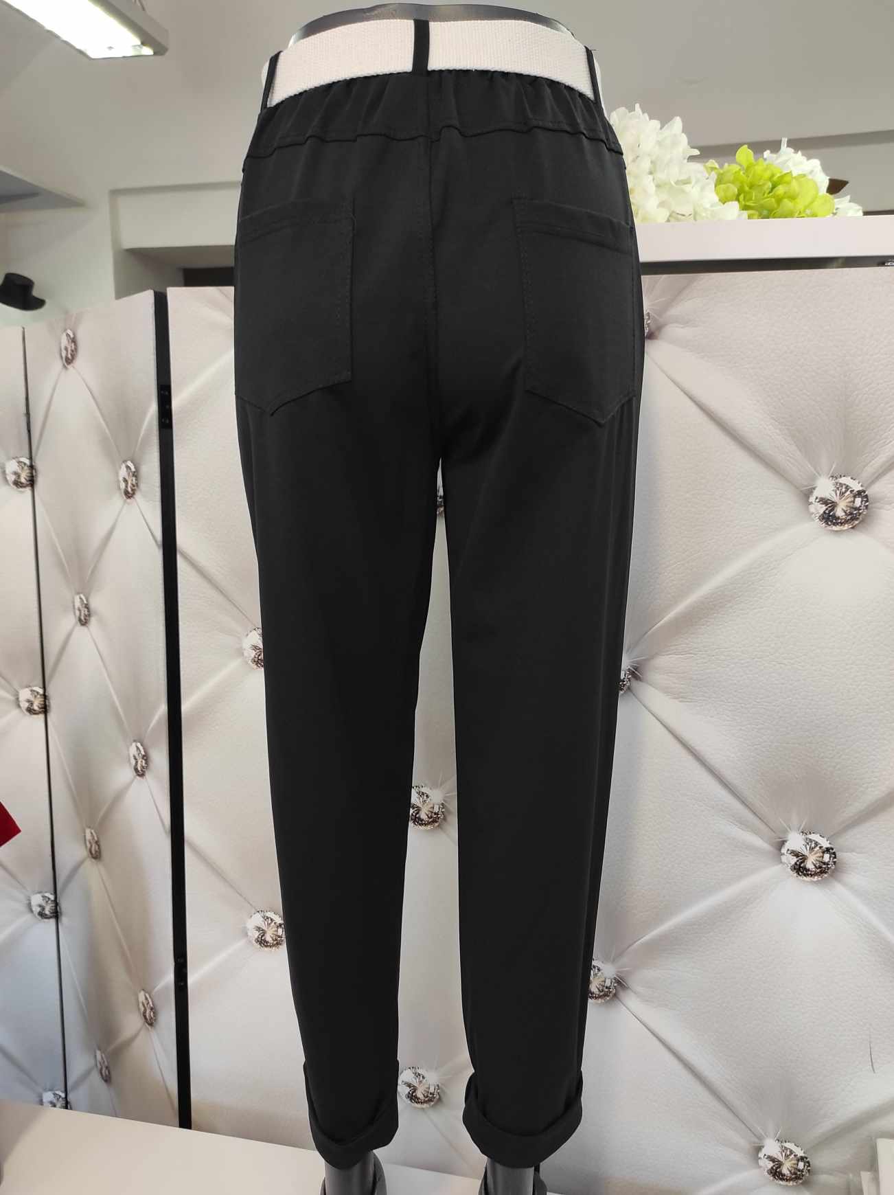 Sportovně elegantní kalhoty s bílým páskem černé