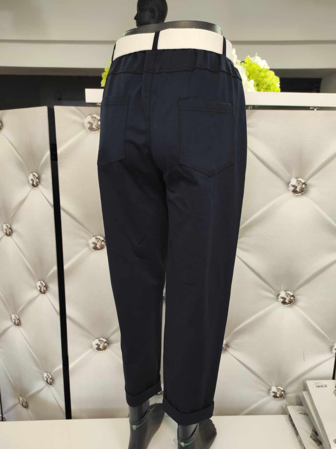 Sportovně elegantní kalhoty s bílým páskem tmavě modré