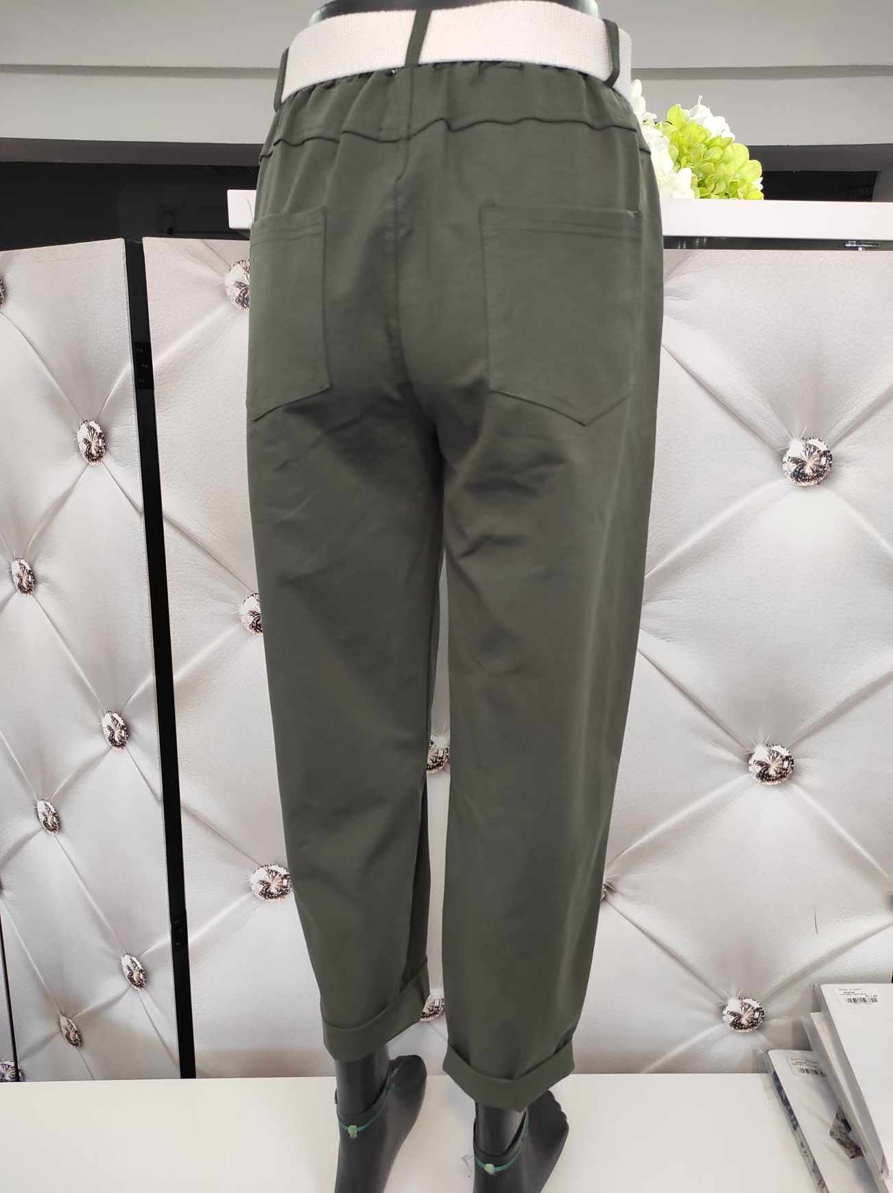 Sportovně elegantní kalhoty s bílým páskem khaki