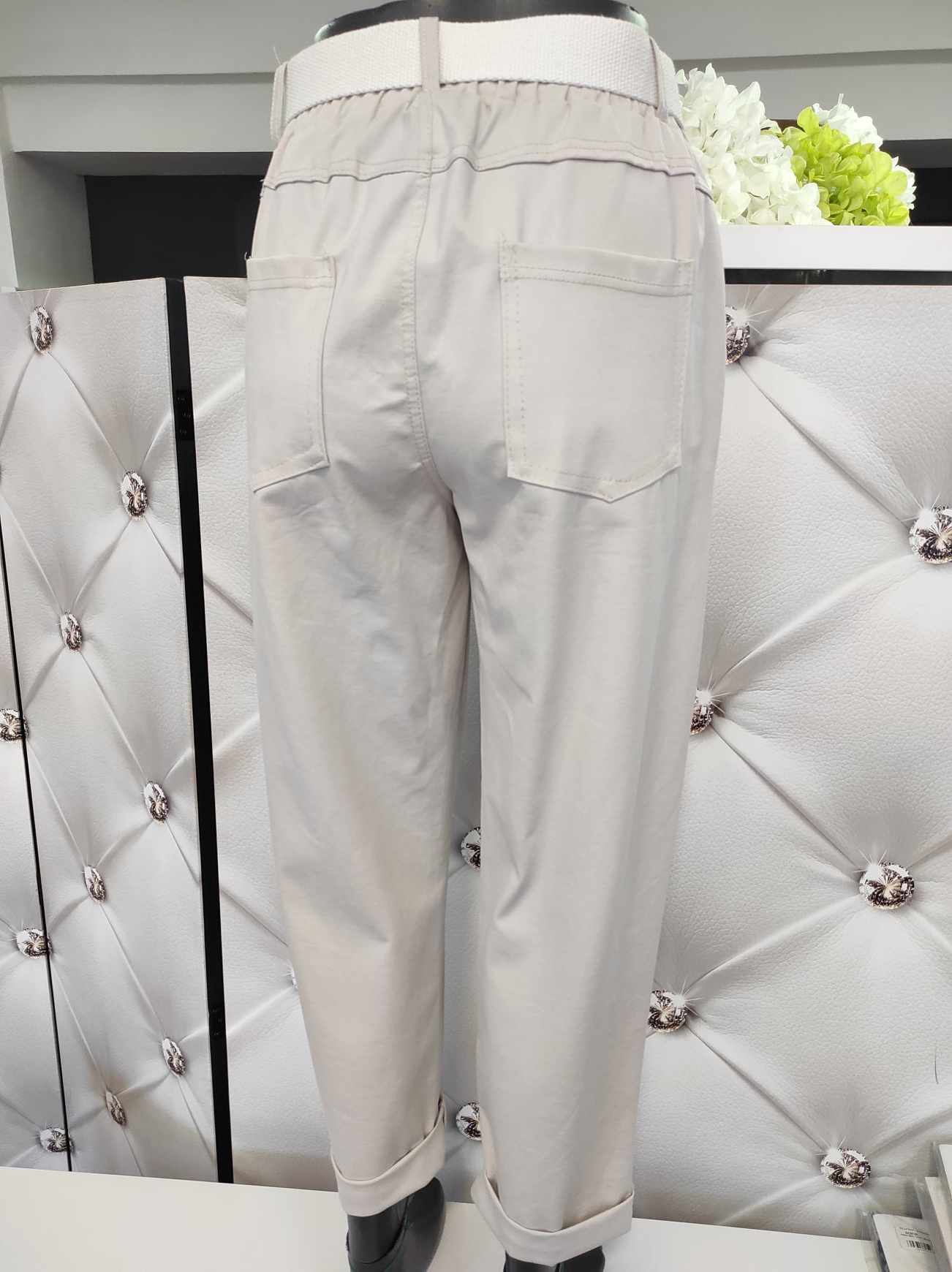 Sportovně elegantní kalhoty s bílým páskem béžové