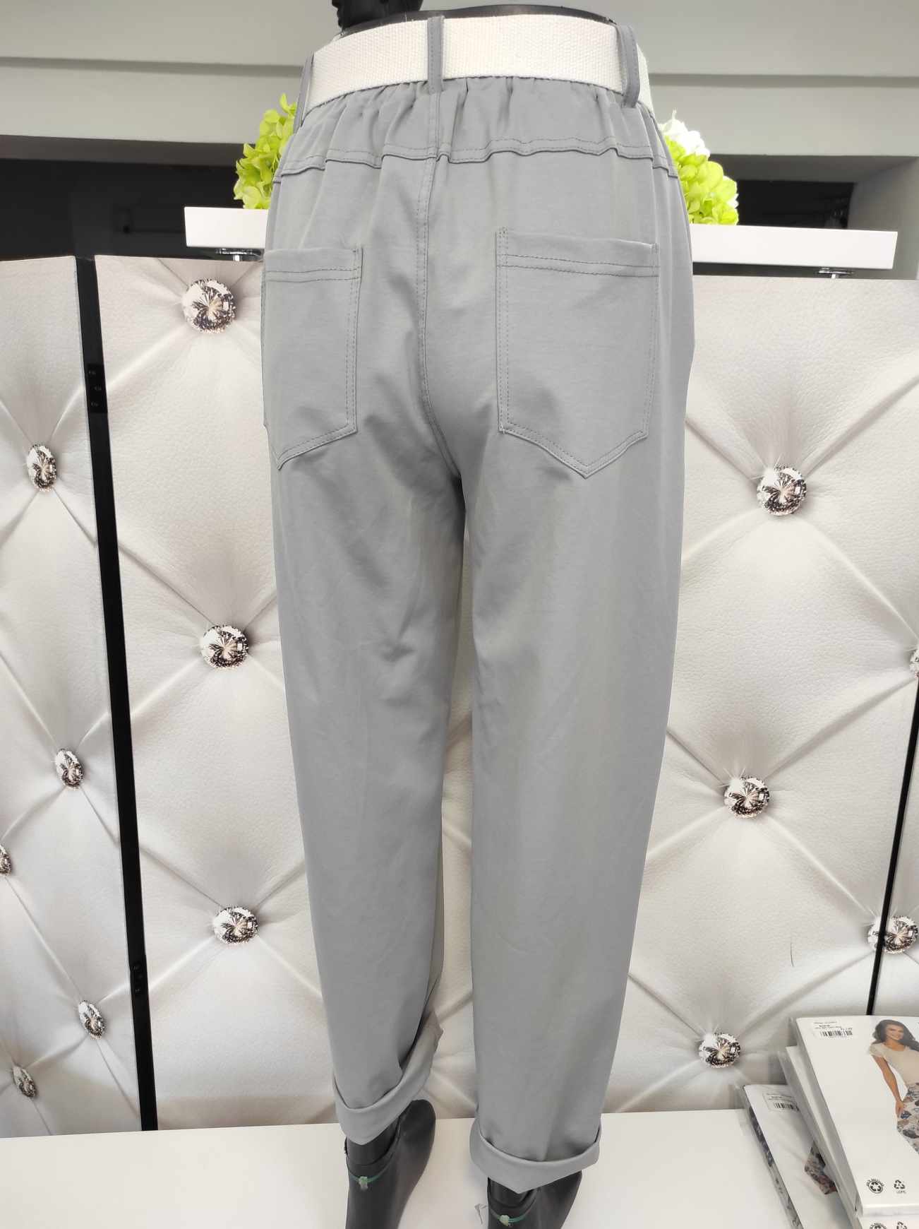 Sportovně elegantní kalhoty s bílým páskem šedé