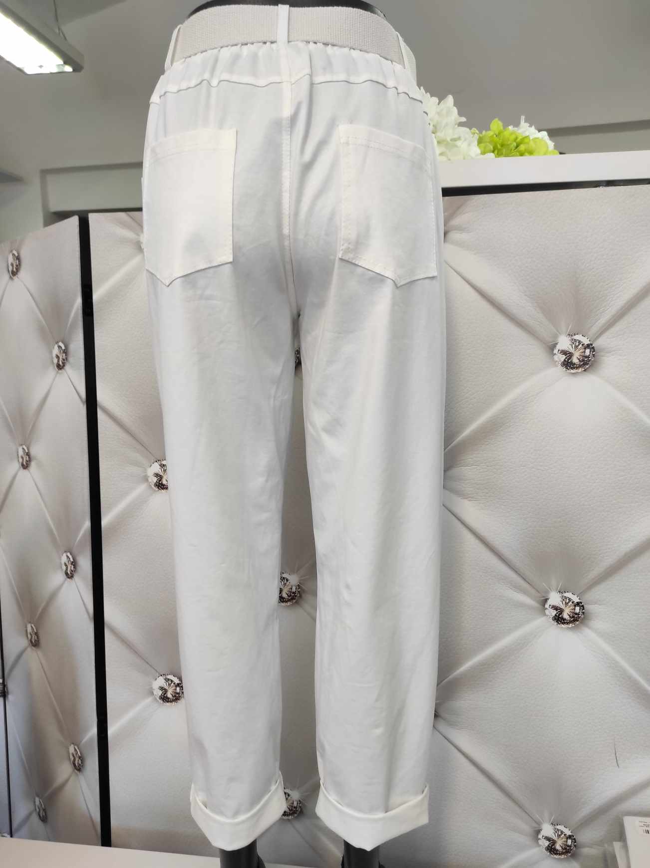 Sportovně elegantní kalhoty s bílým páskem bílé