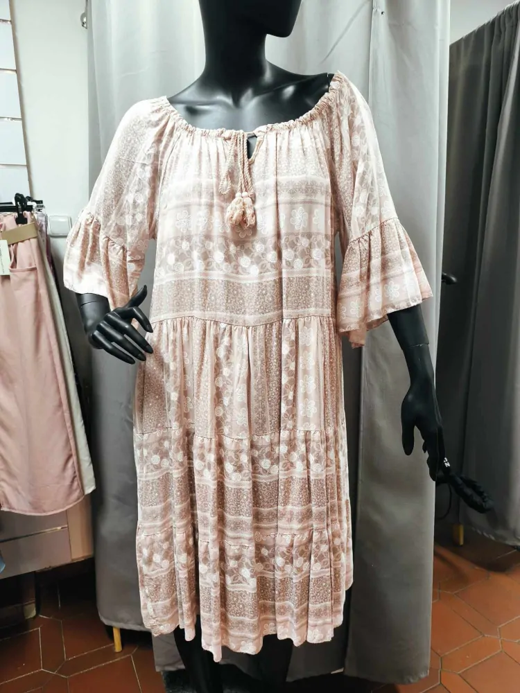 Krátké boho šaty pudrové