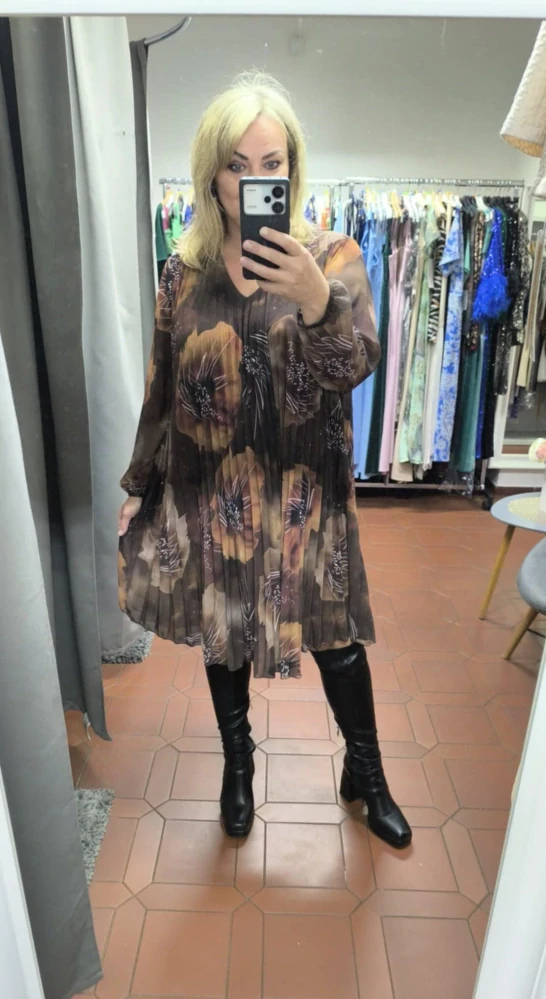 Dámské PLUS SIZE šifonové plisované šaty hnědé