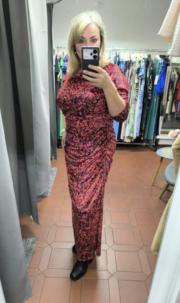 Dlouhé velurové PLUS SIZE šaty červené