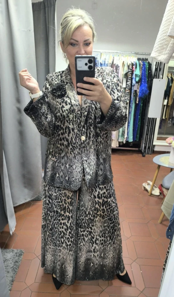 Společenský kalhotový kostým PLUS SIZE s flitry