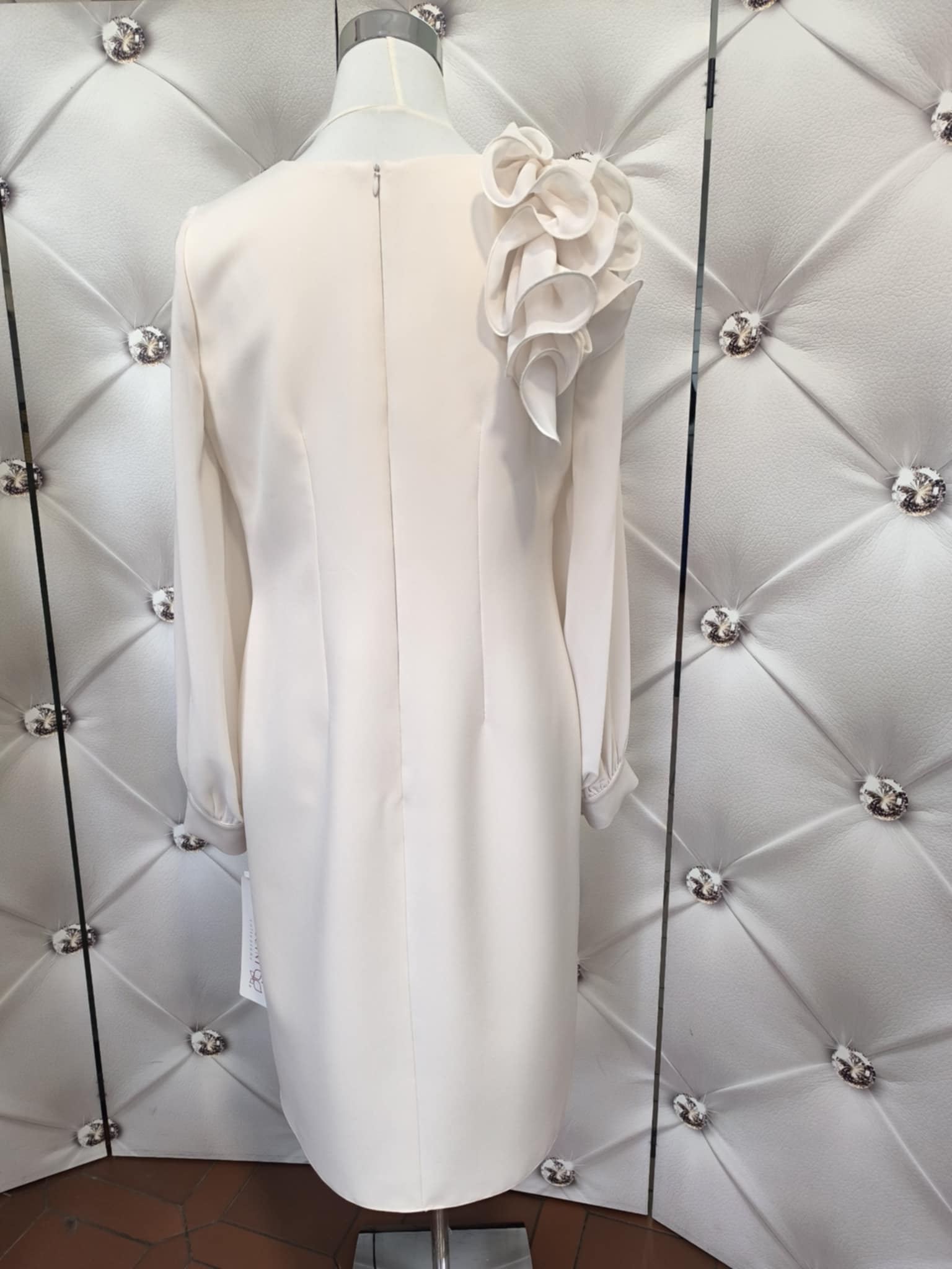 Luxusní pouzdrové šaty 2443 smetanové