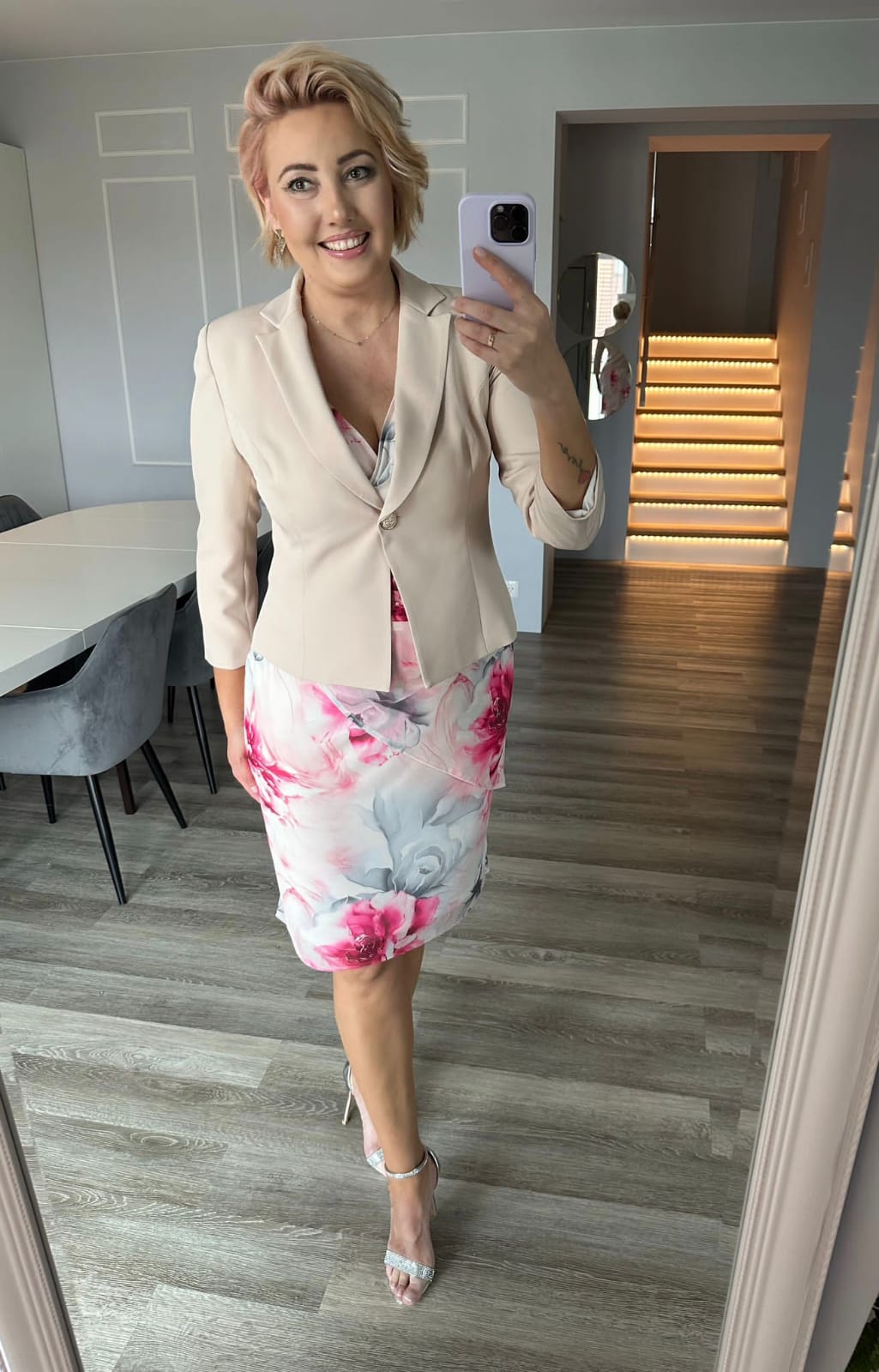 Krátké dámské sako béžové